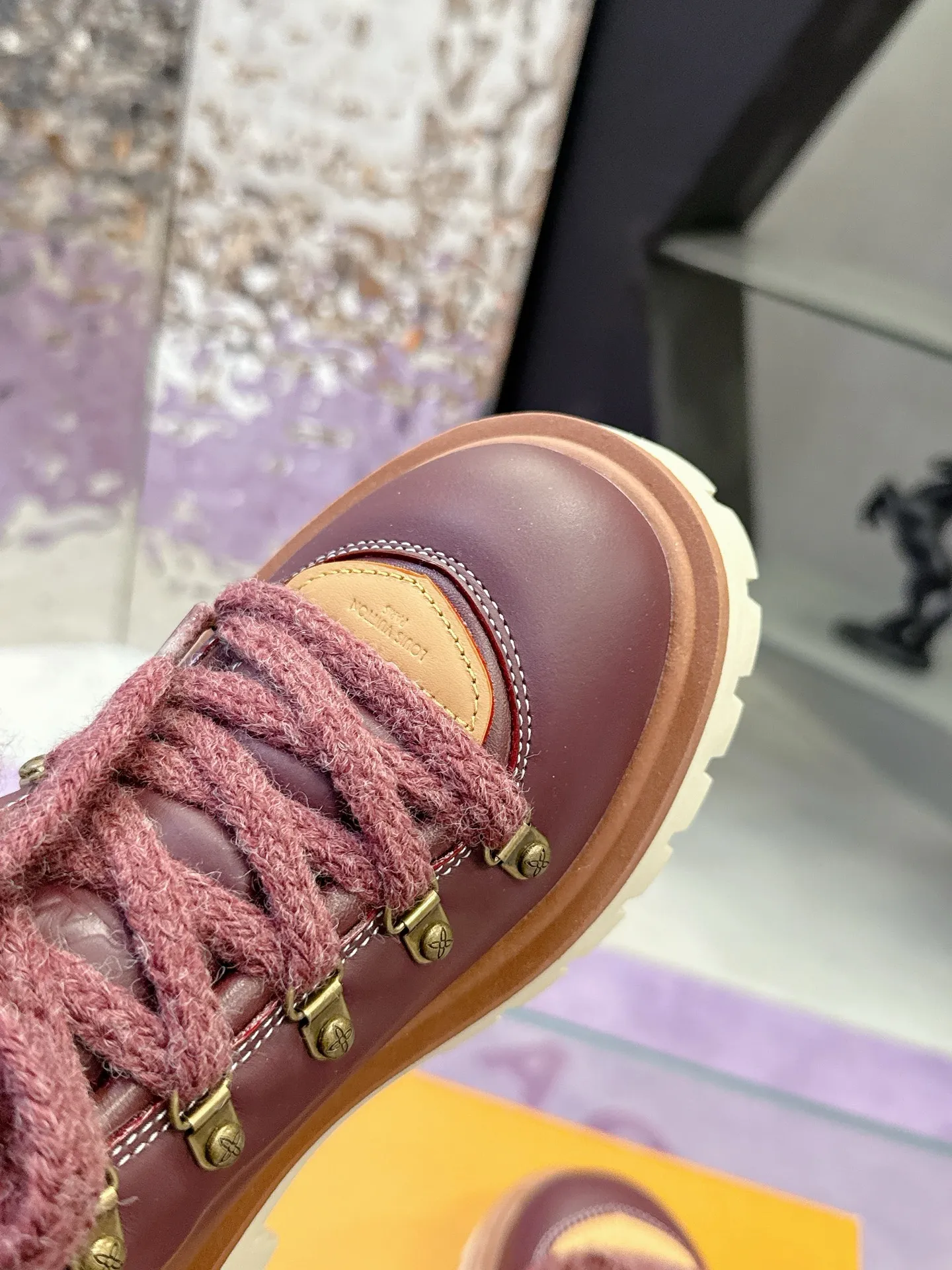 Factory price: 700💰 LV | Louis Vuitton 🧡💚2025 autumn and winter new style, top version ⚠️ The counter features the latest LV REMIX lace-up mountaineering derby shoes, new hard goods 🆕 ❥BS purchasing level! Full of high-end feel! A popular model among bloggers at home and abroad, it’s retro and fashionable, and looks stunning on your feet! Mainly recommended model on the official website★ ▪️Upper: top-quality first-layer cowhide ▪️Inner lining: imported sheepskin ▪️Outsole: original molded T men's shoes 💰U anti-slip outsole ▪️Sole height: 3.5cm ▪️Shoe size: Female 35-41 (41 customized, non-refundable) Male 39-45 (46 customized, non-refundable)